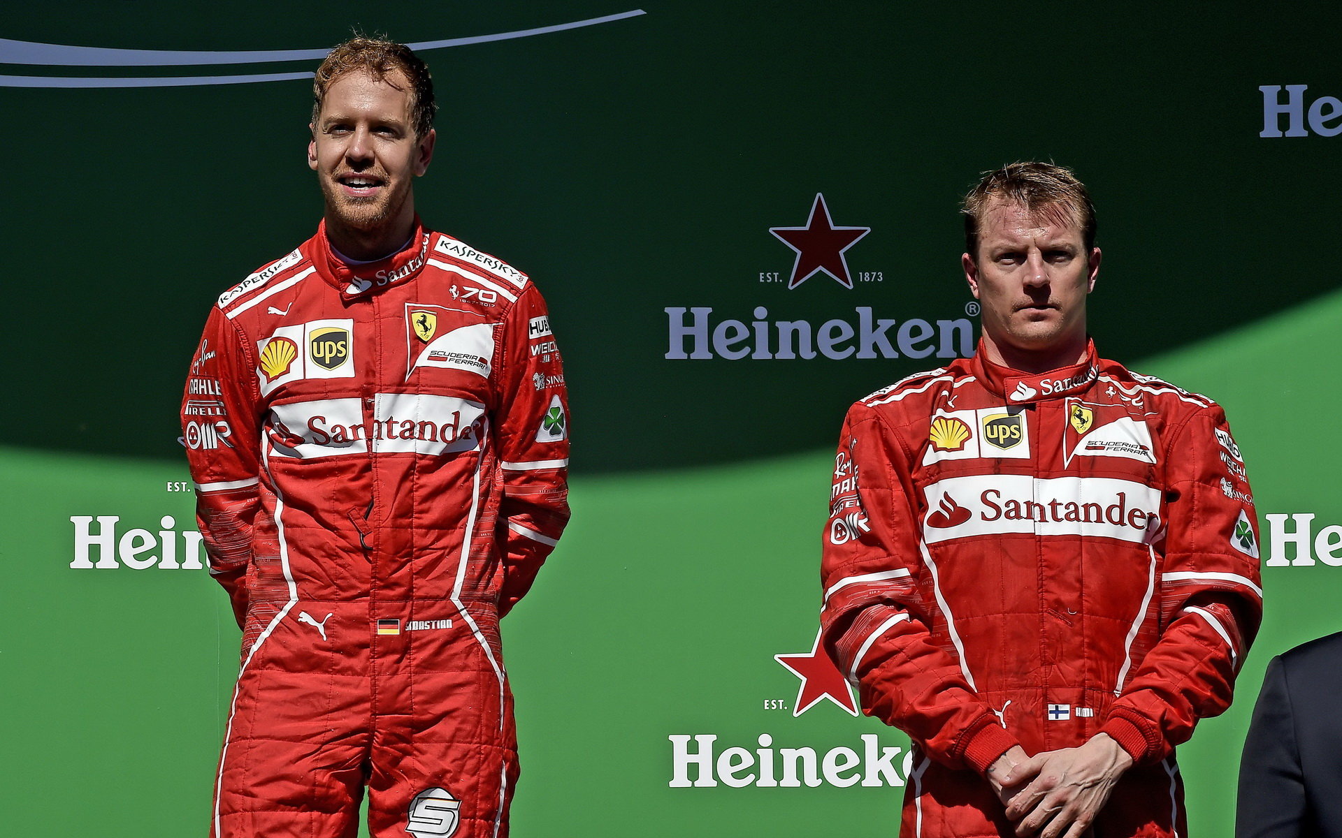 Sebastian Vettel a Kimi Räikkönen na pódium po závodě v Brazílii