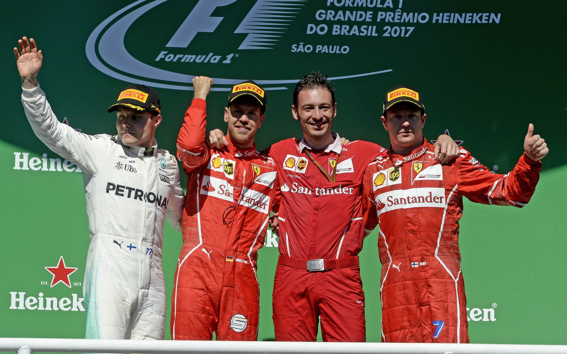 Valtteri Bottas, Sebastian Vettel a Kimi Räikkönen na pódium po závodě v Brazílii
