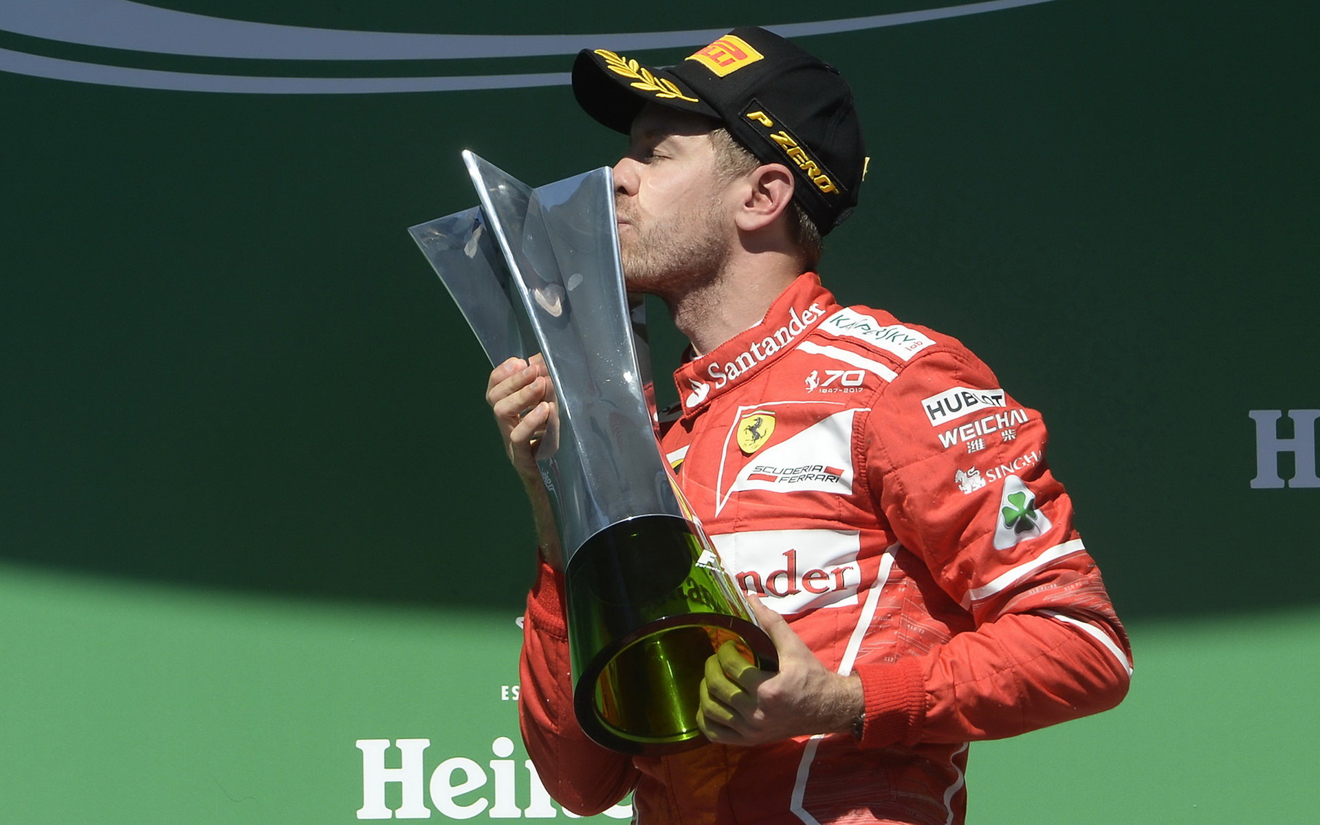 Sebastian Vettel se svou vítěznou trofejí na pódium po závodě v Brazílii