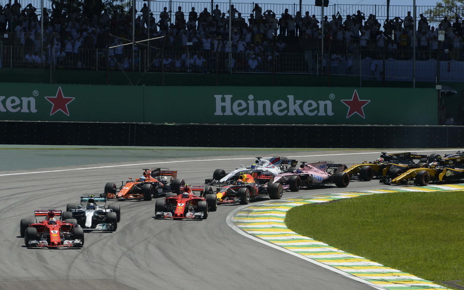 Sebastian Vettel, Valtteri Bottas a Kimi Räikkönen po startu závodu v Brazílii