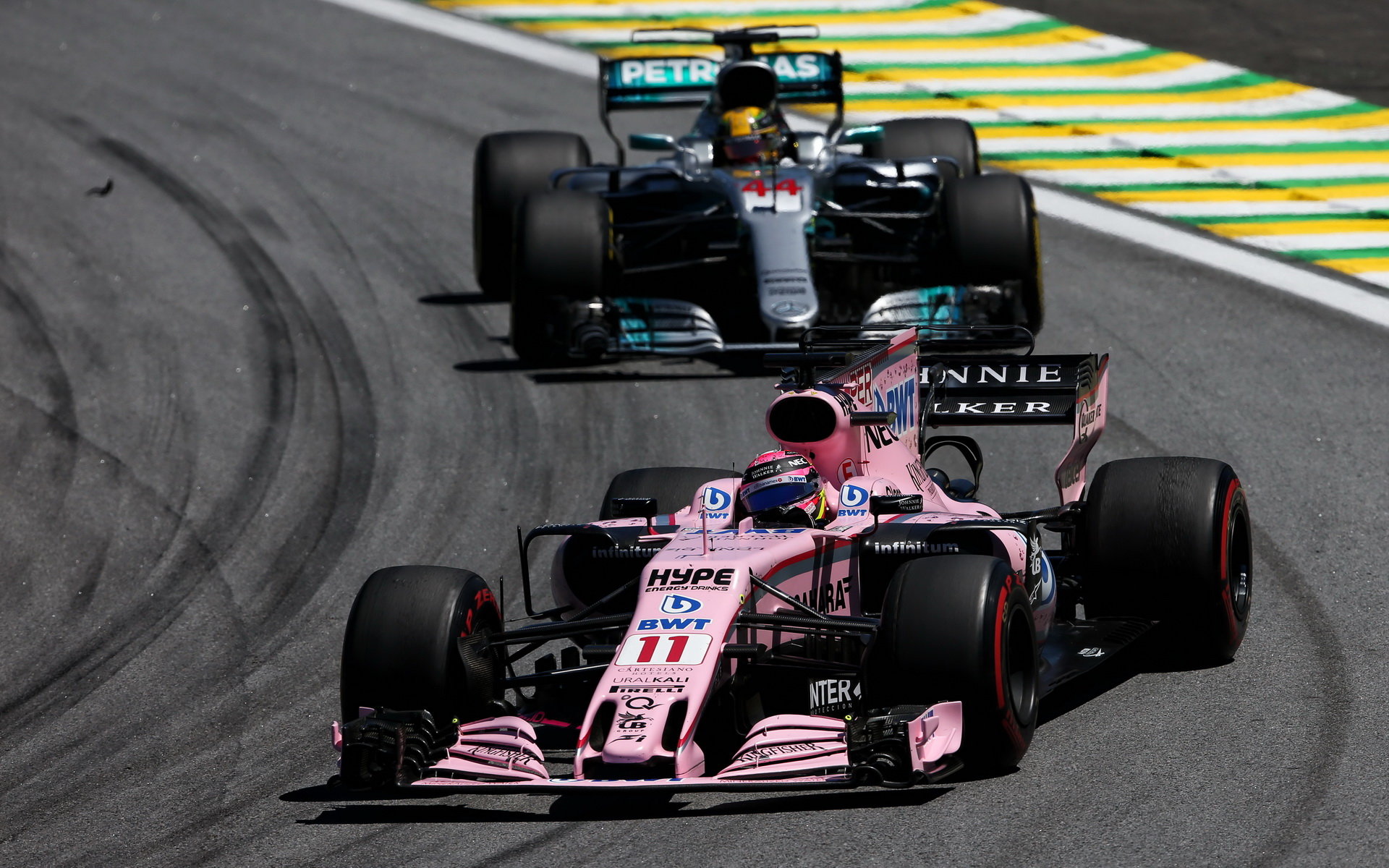 Sergio Pérez a Lewis Hamilton v závodě v Brazílii