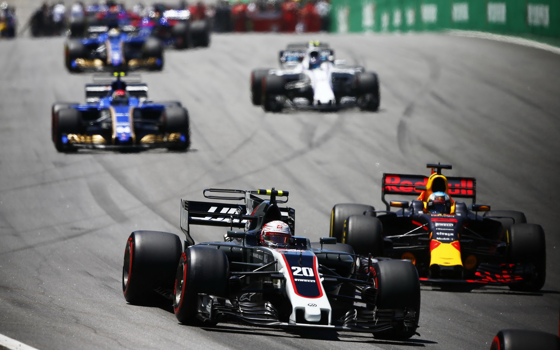 Kevin Magnussen a Daniel Ricciardo v zaváděcím kole před závodem v Brazílii