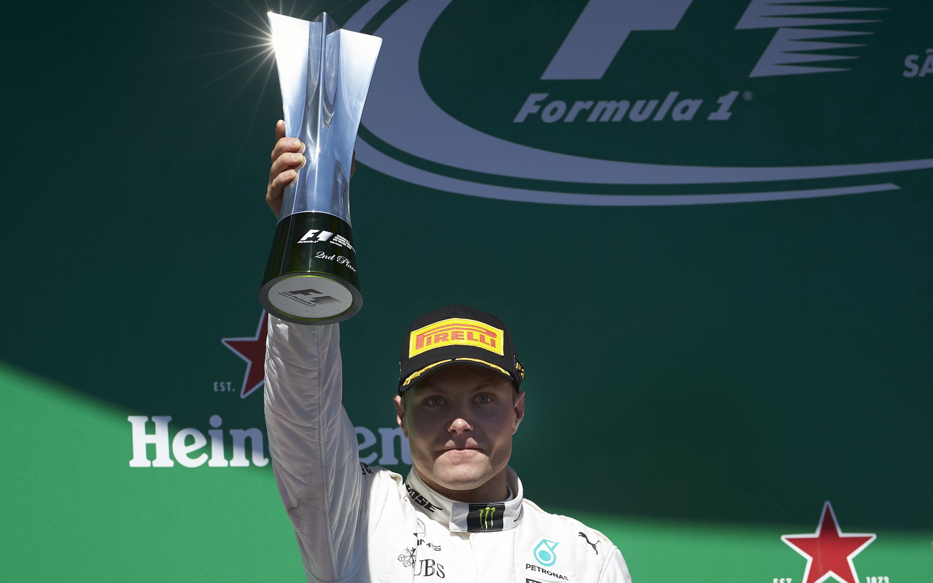 Valtteri Bottas se svou trofejí po závodě v Brazílii