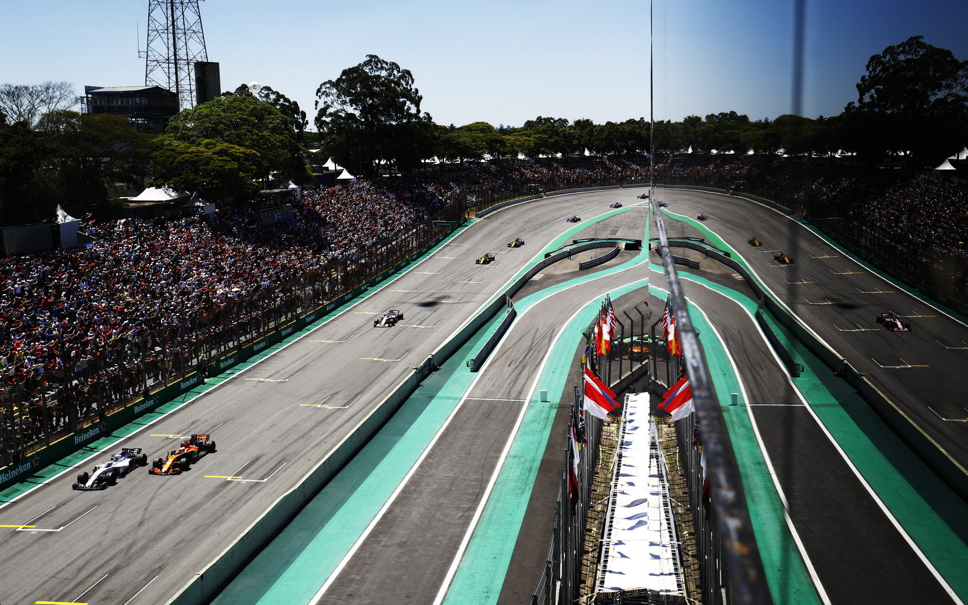 Felipe Massa předjíždí Fernanda Alonsa v závodě v Brazílii