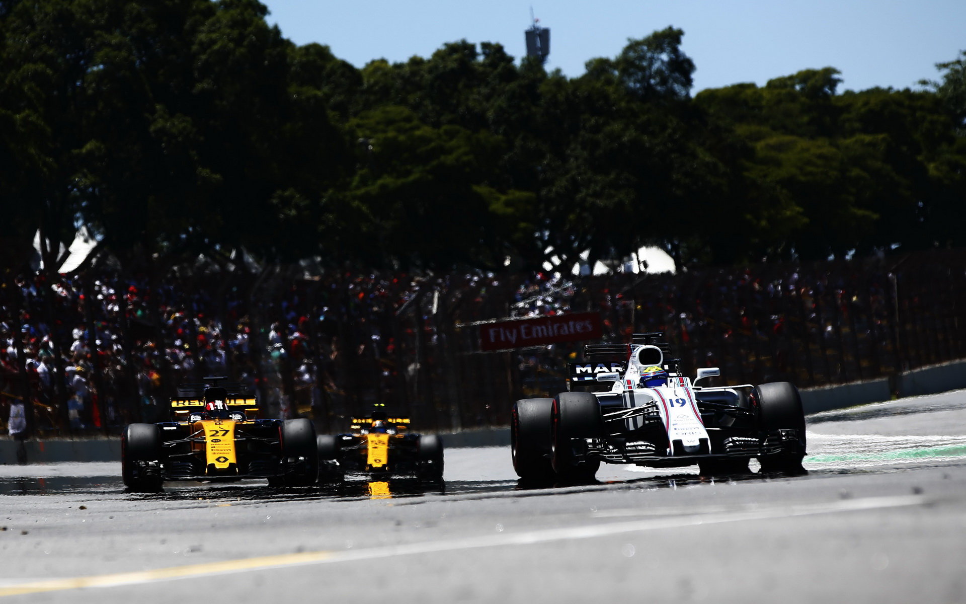 Felipe Massa a jezdci Renaultu v závodě v Brazílii