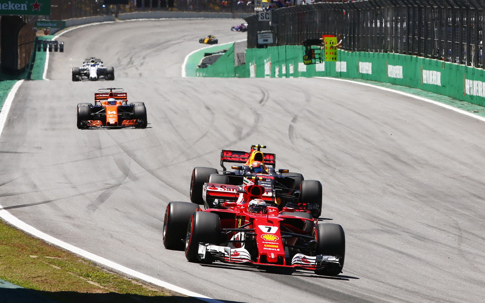 Kimi Räikkönen a Max Verstappen počas Safety caru v závodě v Brazílii