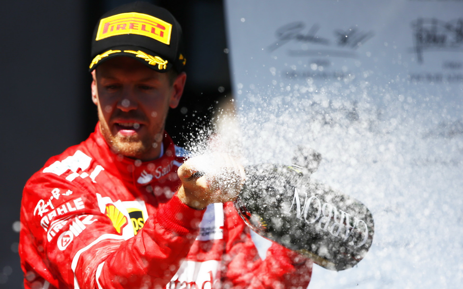 Sebastian Vettel slaví vítězství po závodě v Brazílii