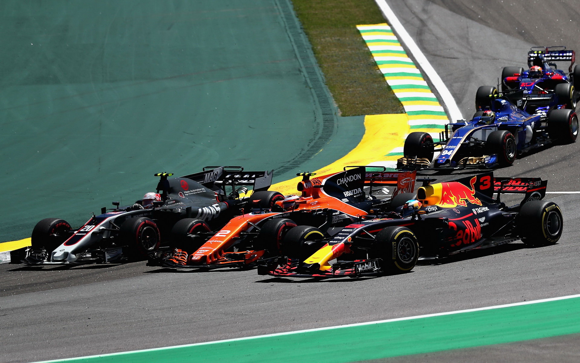 Kevin Magnussen, Stoffel Vandoorne a Daniel Ricciardo v úvoní kolizi závodu v  Brazílii