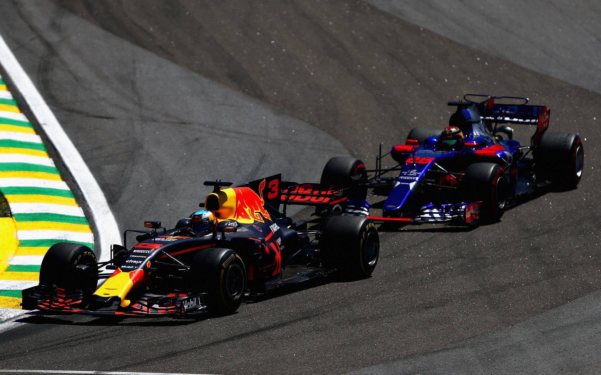 Daniel Ricciardo a Brendon Hartley v závodě v  Brazílii