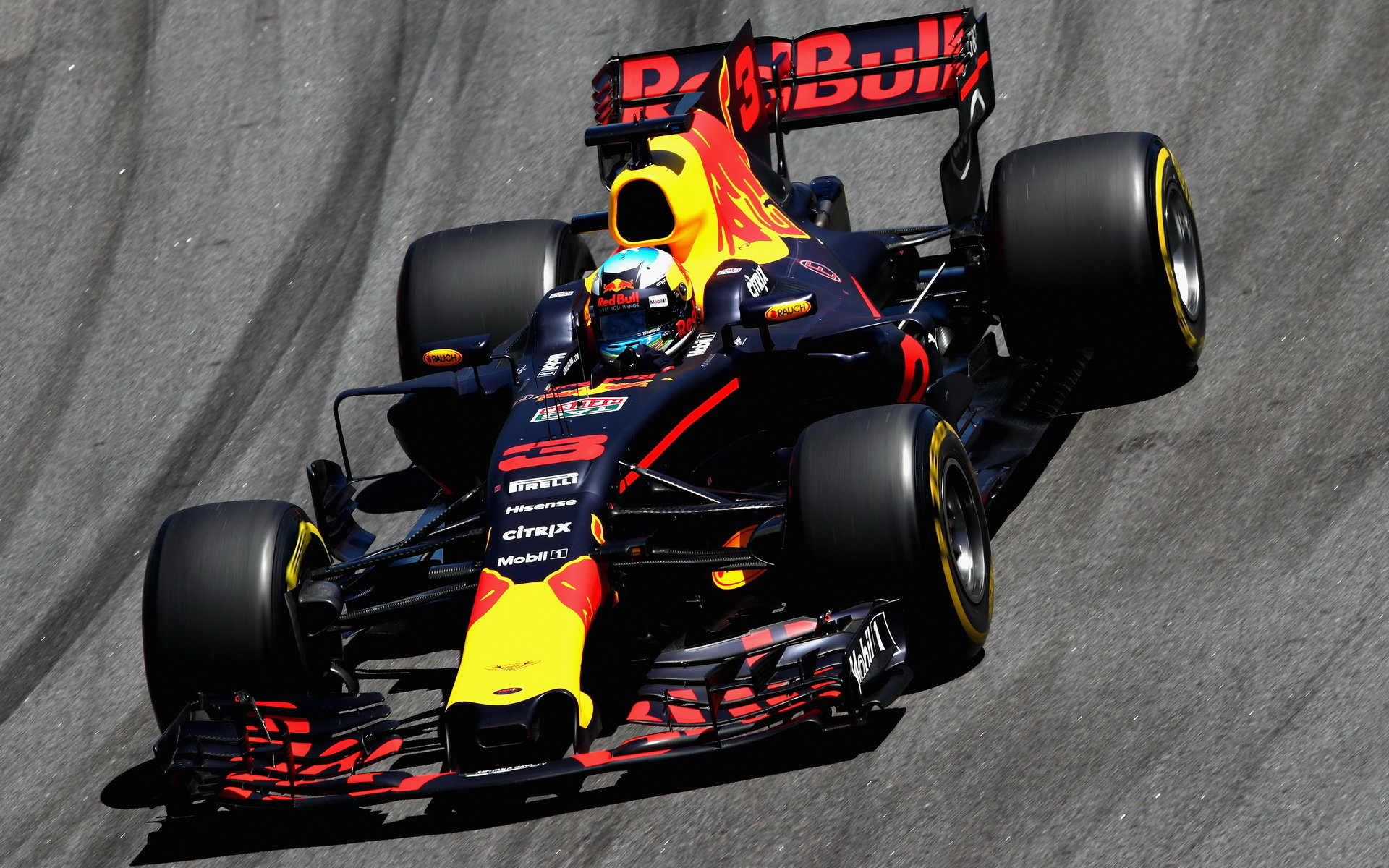 Daniel Ricciardo v závodě v  Brazílii