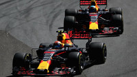 Max Verstappen a Daniel Ricciardo v závodě v  Brazílii