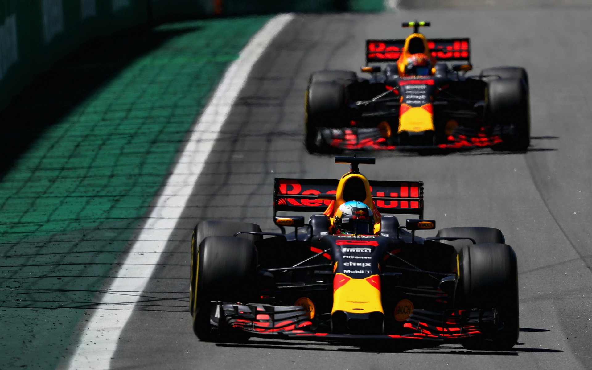 Daniel Ricciardo a Max Verstappen v závodě v Brazílii