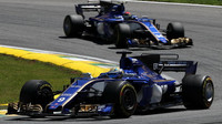 Pascal Wehrlein a Marcus Ericsson v závodě v Brazílii