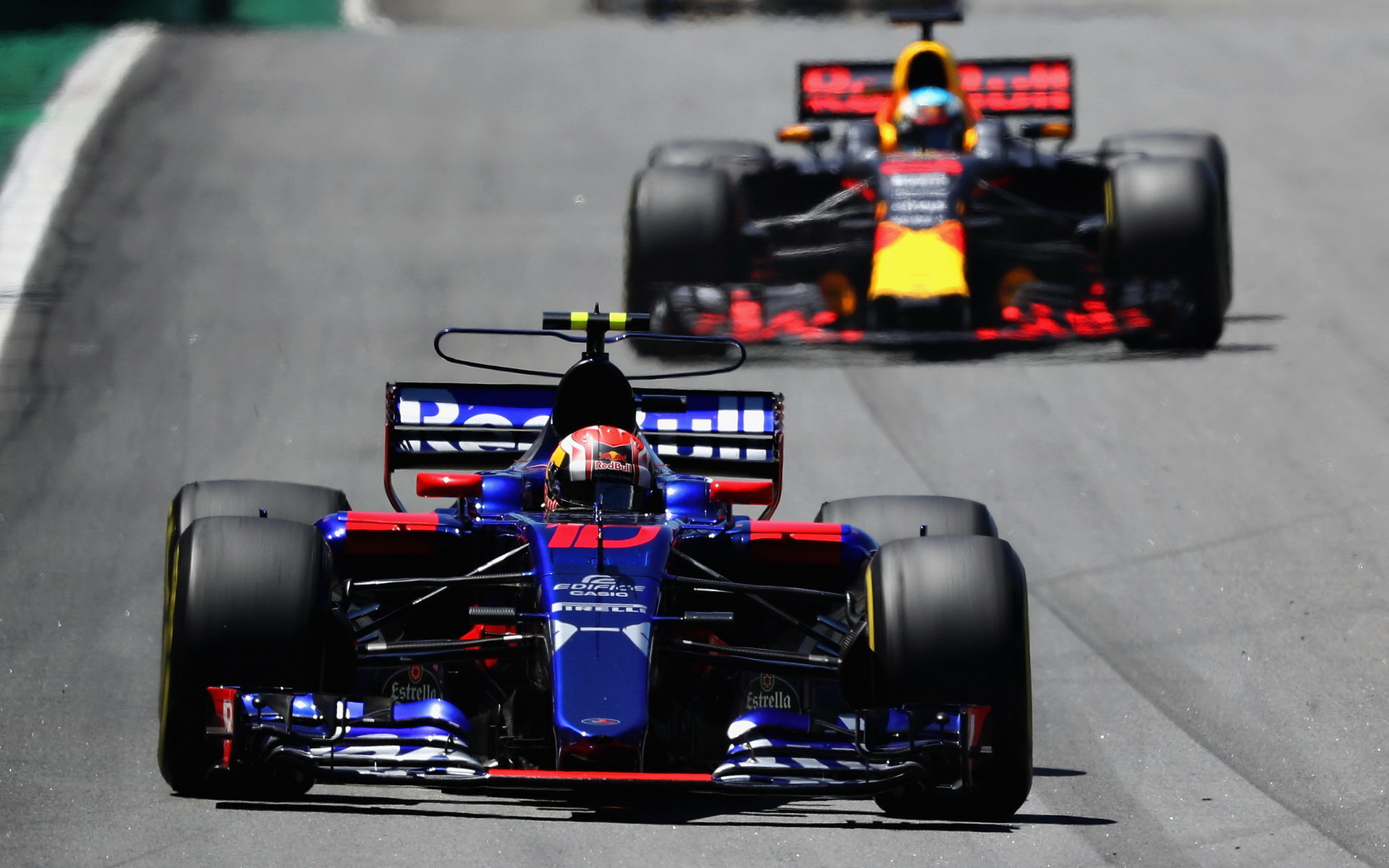 Pierre Gasly a Daniel Ricciardo v závodě v Brazílii