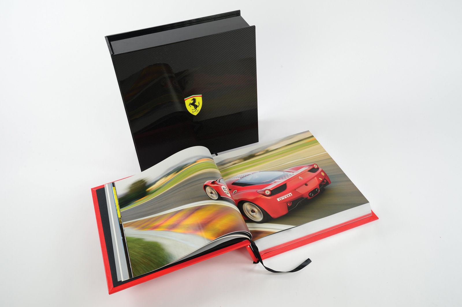 Vzácná a velice drahá kniha "The Official Ferrari Opus"