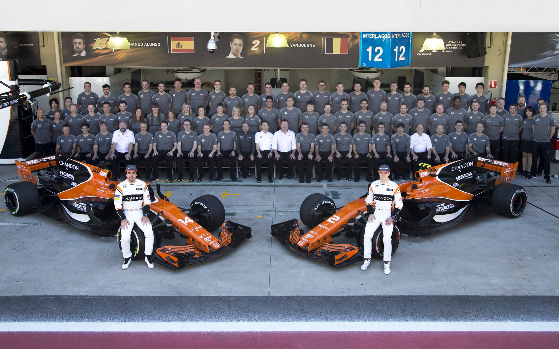 Hromadná fotografie týmu McLaren v Brazílii