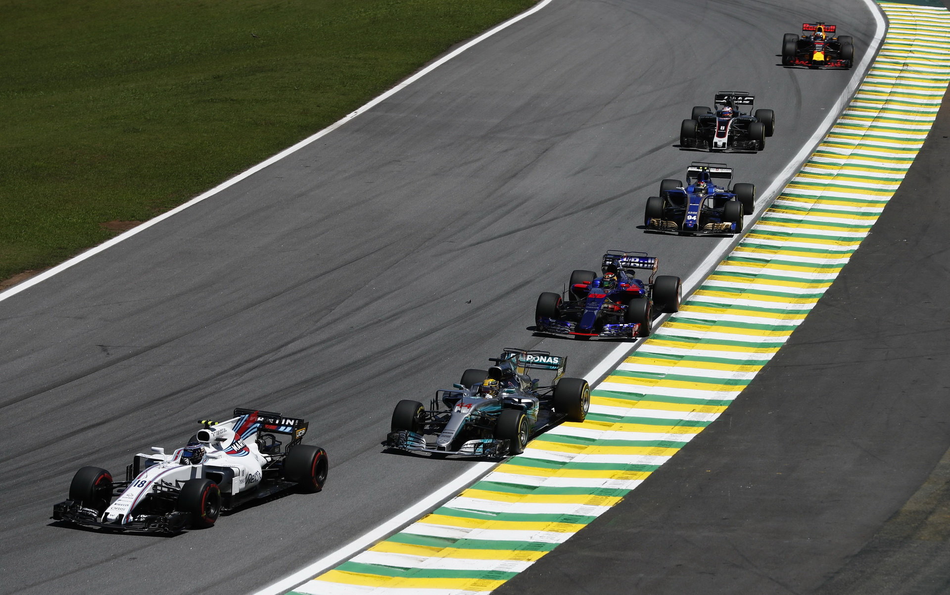 Lance Stroll a Lewis Hamilton v závodě v Brazílii