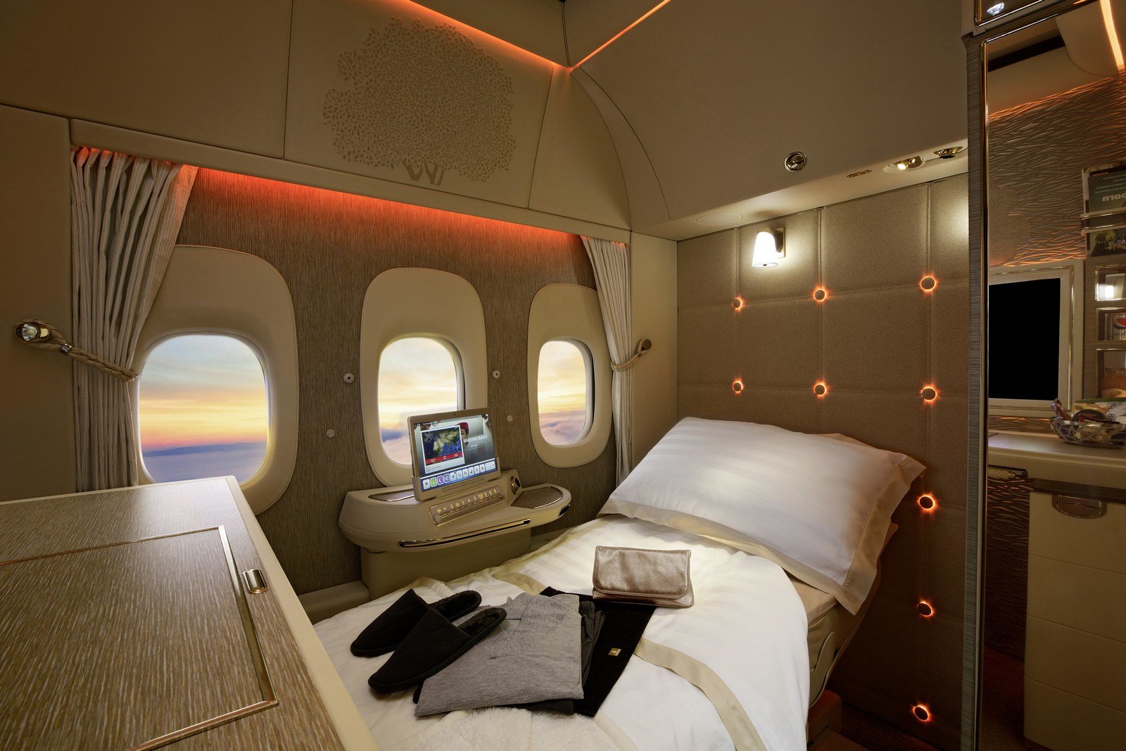 Nová první třída v letadlech Boeing 777 společnosti Emirates se inspirovala luxusním interiérem vozu Mercedes-Benz S-Class