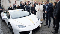 Posvěcené Lamborghini Huracán nese barvy vlajky Vatikánu a podpis papeže Františka