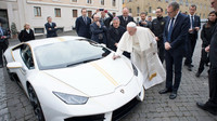 Posvěcené Lamborghini Huracán nese barvy vlajky Vatikánu a podpis papeže Františka