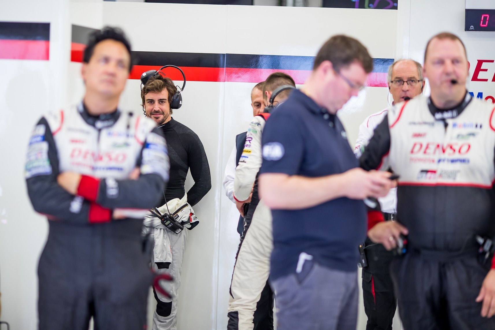 Fernando Alonso se usmívá v boxech Toyoty před svou testovací jízdou s vozem kategorie LMP1