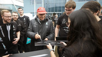 Niki Lauda při mistrovských oslavách titulu v Brixworthu a v Brackley