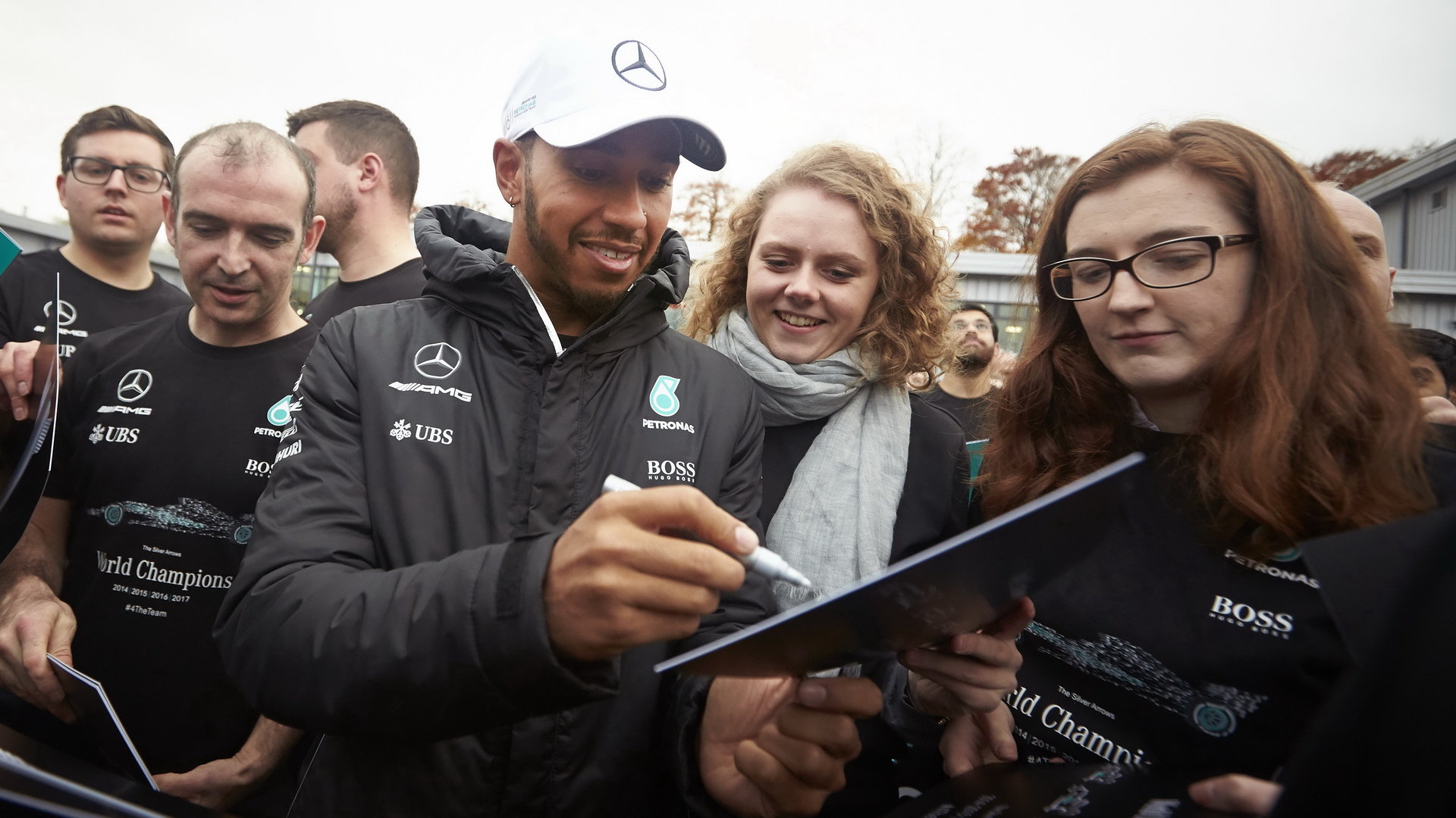 Lewis Hamilton rozdává podpisy zaměstnancům Mercedesu