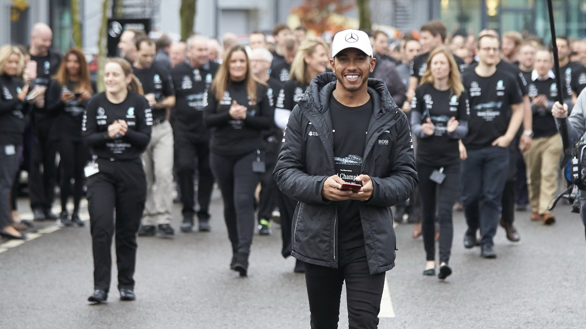 Lewis Hamilton při mistrovských oslavách titulu v Brixworthu a v Brackley