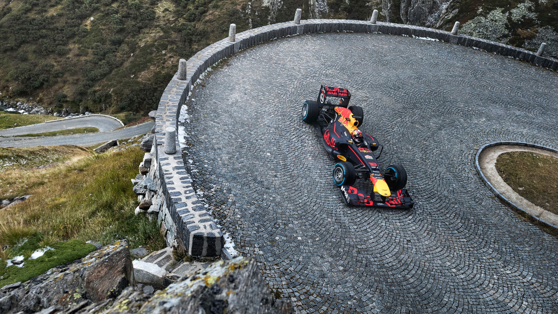 Sebastien Buemi projíždí s Red Bullem RB8 průsmyk Tremola ve Švýcarsku