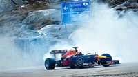 Sebastien Buemi projíždí s Red Bullem RB8 průsmyk Tremola ve Švýcarsku