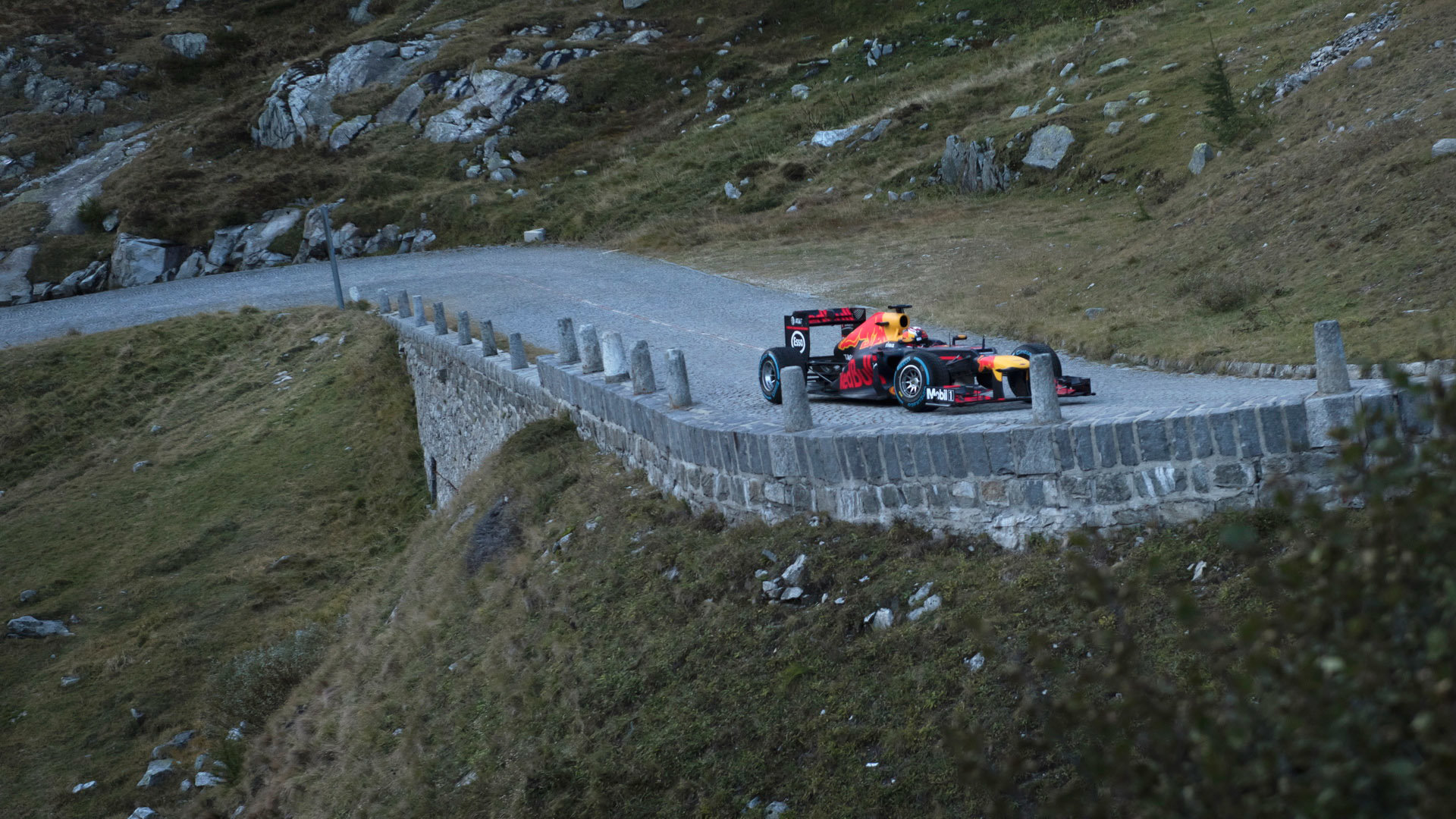 Sebastien Buemi projíždí s Red Bullem RB8 průsmyk Tremola ve Švýcarsku