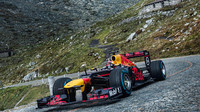 Sebastien Buemi projíždí s Red Bullem RB8 průsmyk Tremola ve Švýcarsku