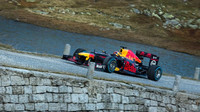 Sebastien Buemi projíždí s Red Bullem RB8 průsmyk Tremola ve Švýcarsku