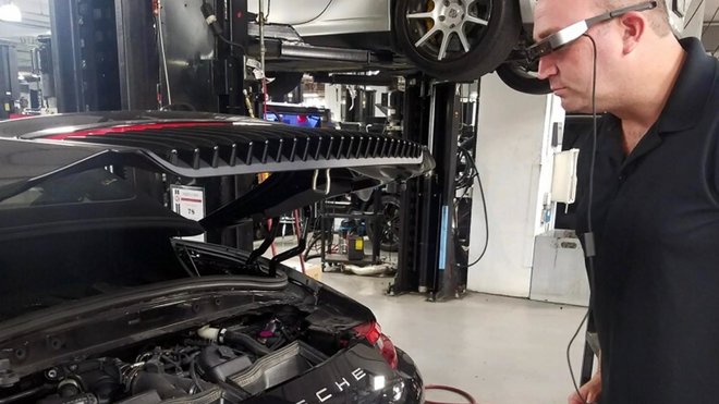 Technici Porsche dostanou speciální brýle pro živý přenos videa do centrály