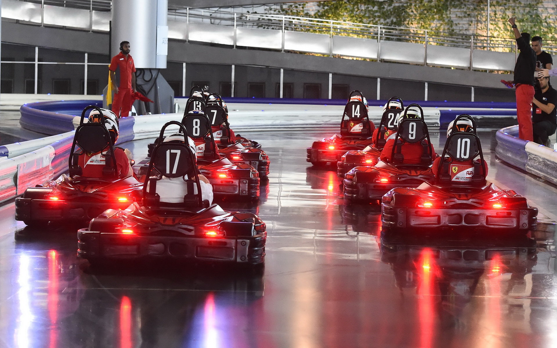 Piloti týmu Ferrari v zábavním parku na motokárách v Abú Zabí