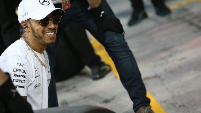 Lewis Hamilton se po druhém tréninku může usmívat