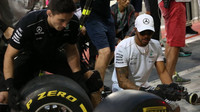 Lewis Hamilton zkouší roli mechanika při přezouvání pneumatik v Abú Zabí