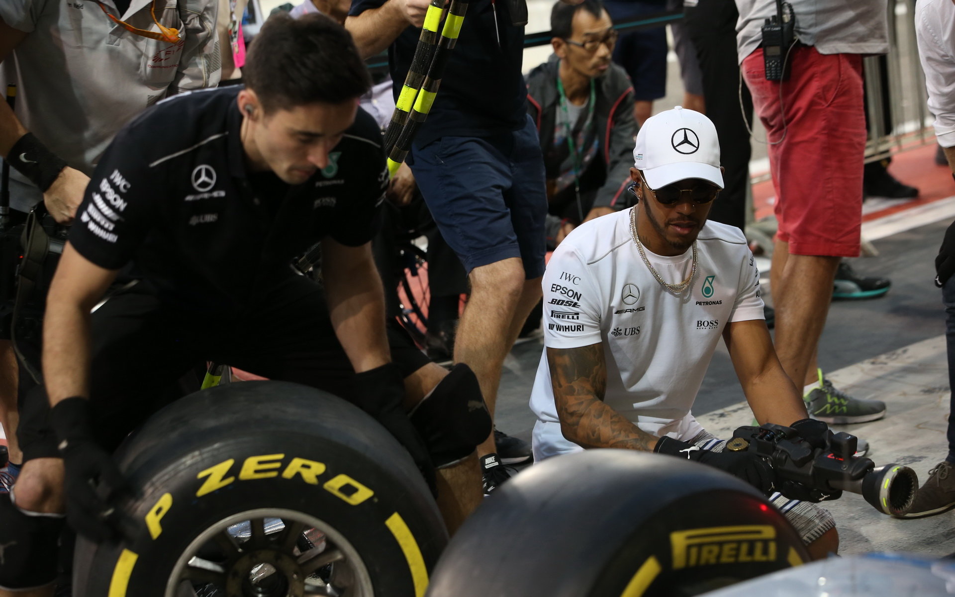 Lewis Hamilton zkouší roli mechanika při přezouvání pneumatik v Abú Zabí