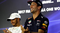 Daniel Ricciardo a Lewis Hamilton na čtvrteční tiskovce v Abú Zabí