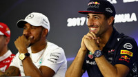 Daniel Ricciardo a Lewis Hamilton na čtvrteční tiskovce v Abú Zabí