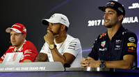 Sebastian Vettel, Daniel Ricciardo a Lewis Hamilton na čtvrteční tiskovce v Abú Zabí