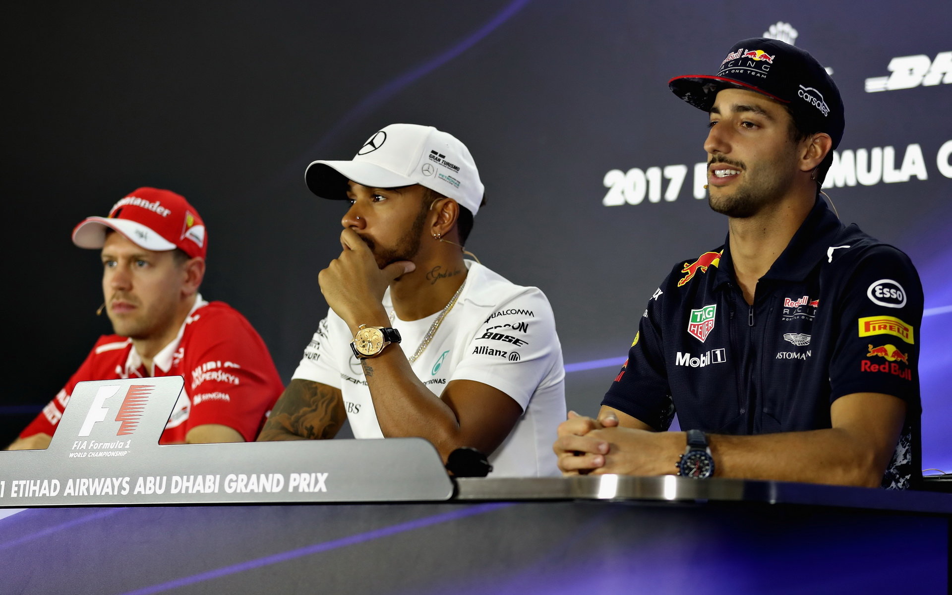 Sebastian Vettel, Daniel Ricciardo a Lewis Hamilton na čtvrteční tiskovce v Abú Zabí