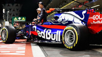 Brendon Hartley a Pierre Gasly při společném focení v Abú Zabí