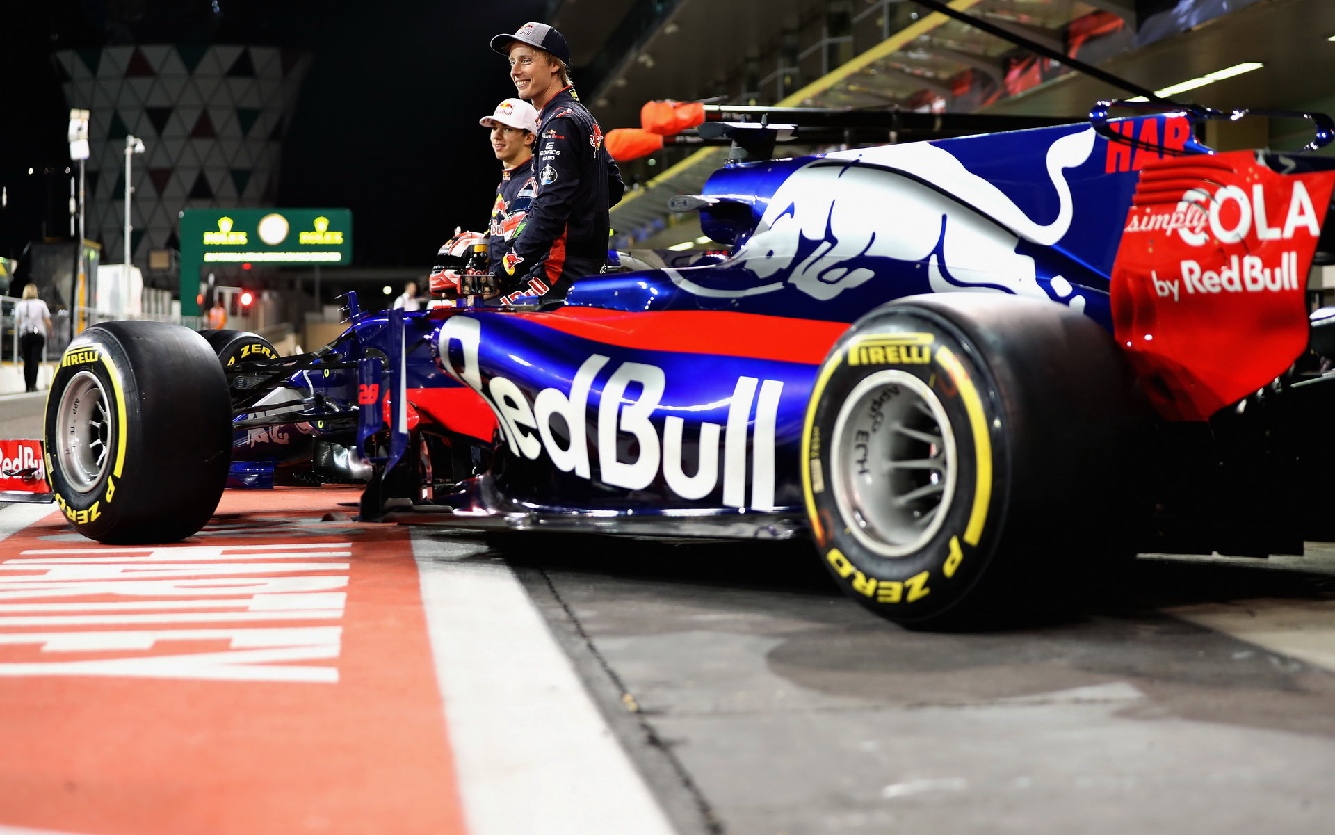 Brendon Hartley a Pierre Gasly při společném focení v Abú Zabí