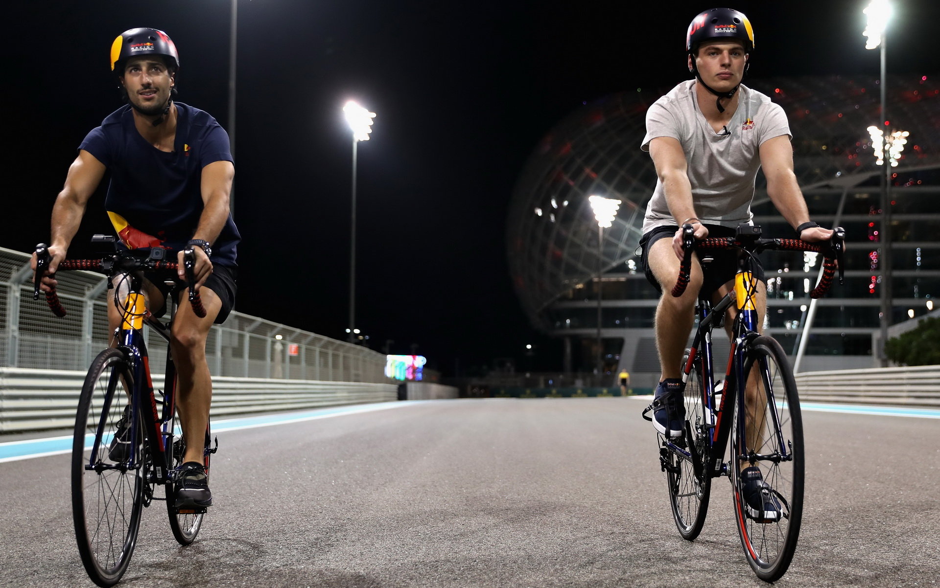 Daniel Ricciardo a Max Verstappen kontrolují trať v Abú Zabí