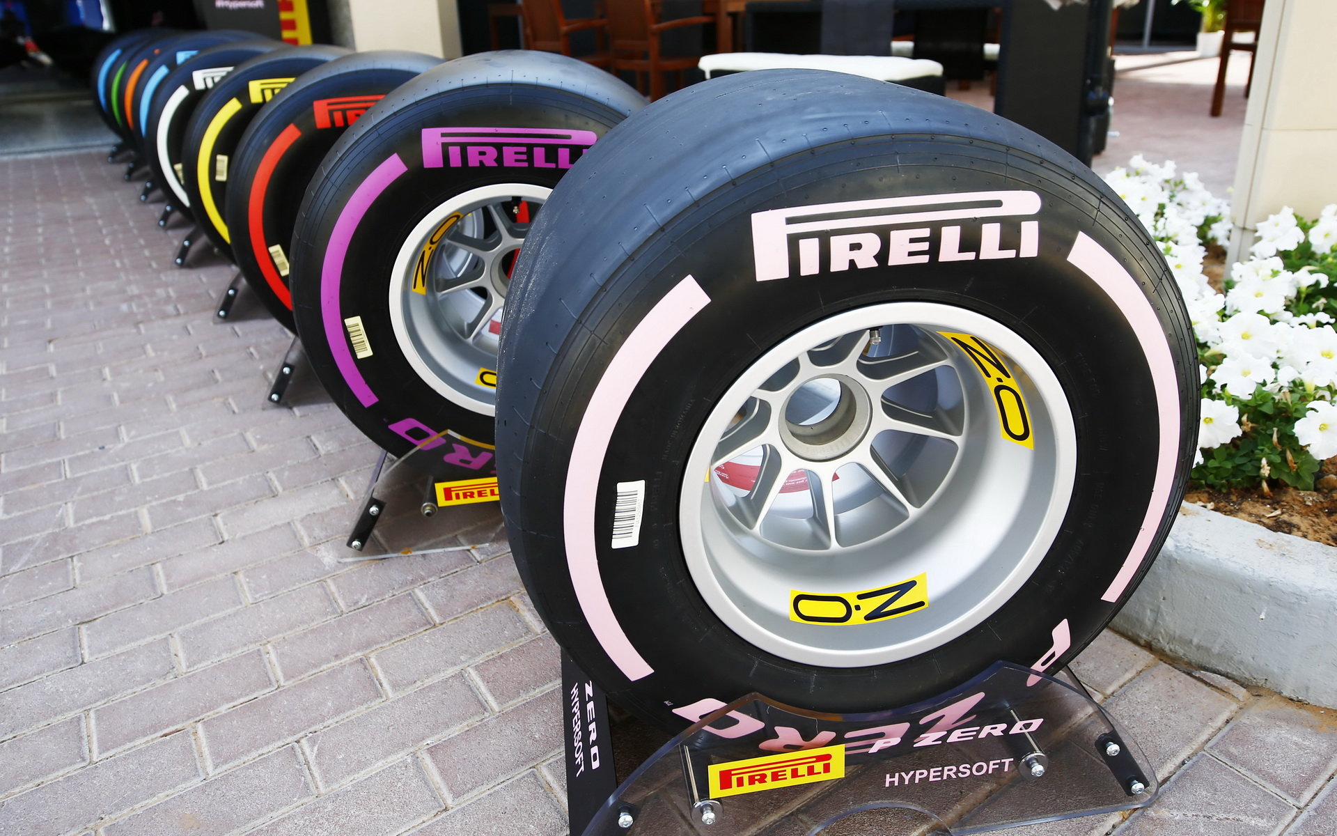 Hyper-Měkká - Prezentace nové směsi pneumatik Pirelli v Abú Zabí