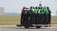 Přeprava 58 vojáků na jednom motocyklu je skutečně husarský kousek