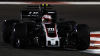 Kevin Magnussen v tréninku v Abú Zabí