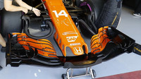 Přední křídlo vozu McLaren MCL32 - Honda v tréninku v Abú Zabí