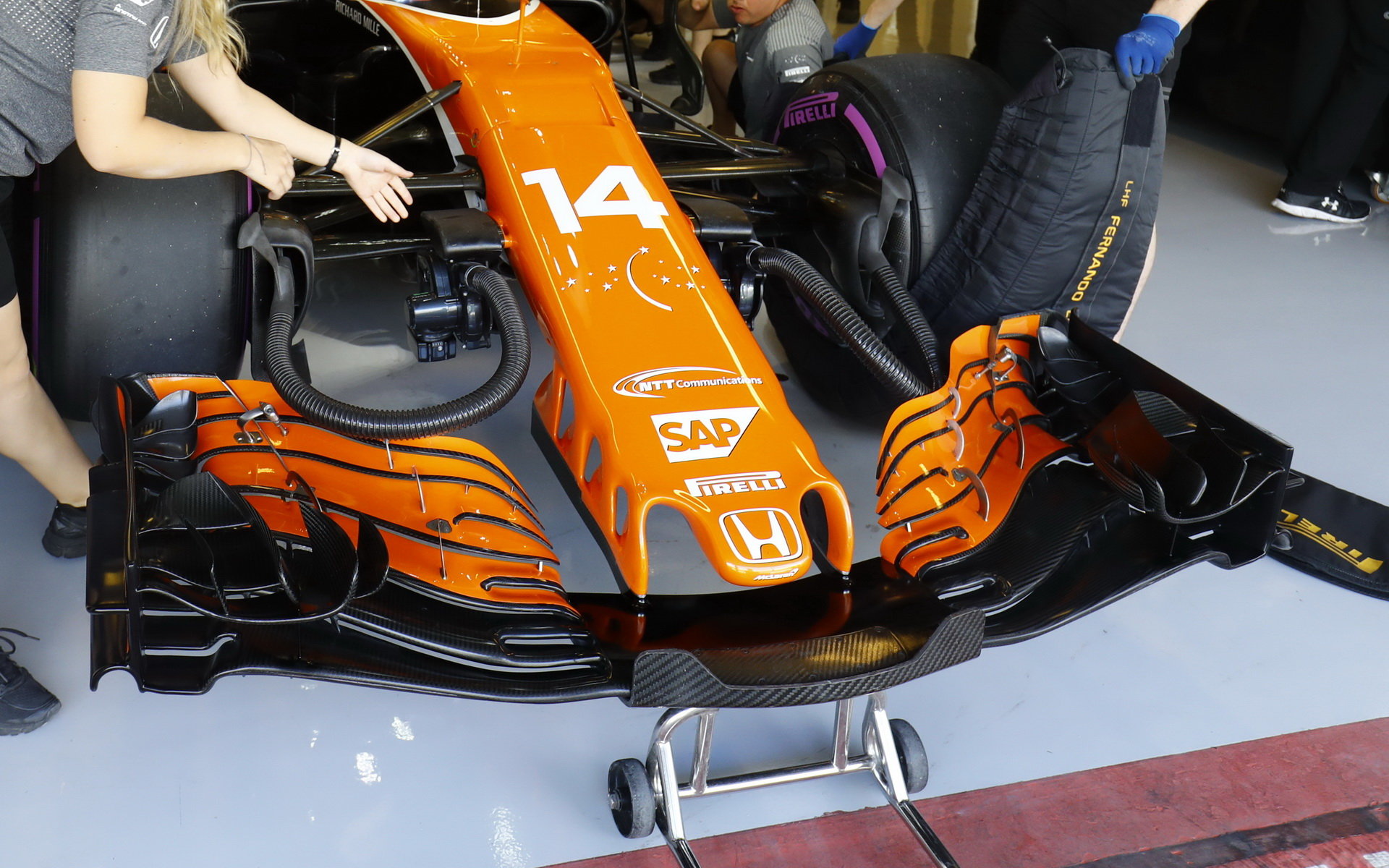 Přední křídlo vozu McLaren MCL32 - Honda v tréninku v Abú Zabí